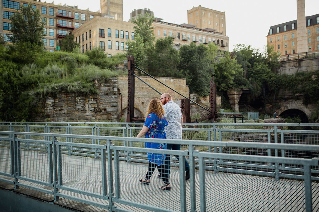 04_mississippi-river_downtown-minneapolis_st-anthony-main_stone-arch-bridge_engagement-session.jpg